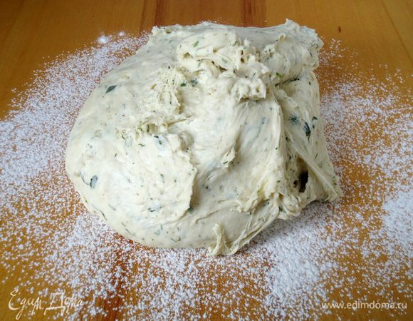 Как только тесто поднимется, выложить его на припыленный мукой стол.