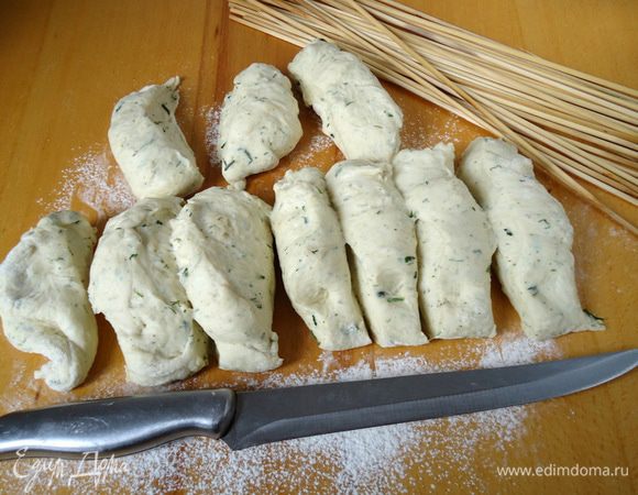 Подготовить шпажки. Тесто разделить на 8-10 частей. 