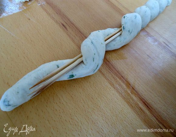 смазав руки растительным маслом намотать жгуты на подготовленные шпажки (лучше по три штучки вместе). Таким образом подготовить хлеб к выпечке.
