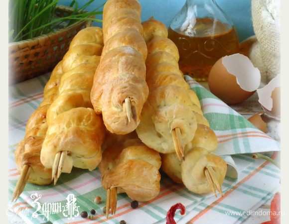 Если вы решили приготовить хлеб на мангале, то тесто надо будет заранее приготовить и взять с собой. Т.к. шампура длиннее,  то  можно приготовить двойную норму теста. В данном случае, тесто накрутить на шампура и печь на не слишком горячих углях, так же все время, переворачивая, как шашлык. Этот хлебушек получается еще более вкусным и ароматным, т.к. готовится на открытом огне.