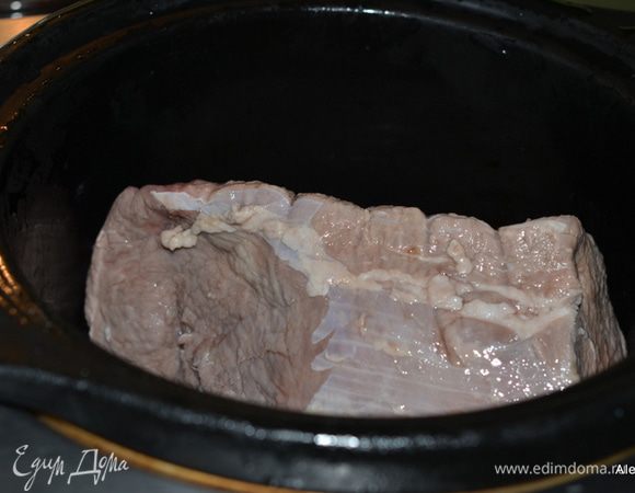 Процедим маринад. Переложим говядину в слоукукер или жаровню, мультиварку. Выльем 1 стак.маринада поверх говядины. Закроем крышкой и готовим на высокой скорости 1 час или медленной 6 часов.
В духовке примерно 2 часа при тем-ре 180 гр.