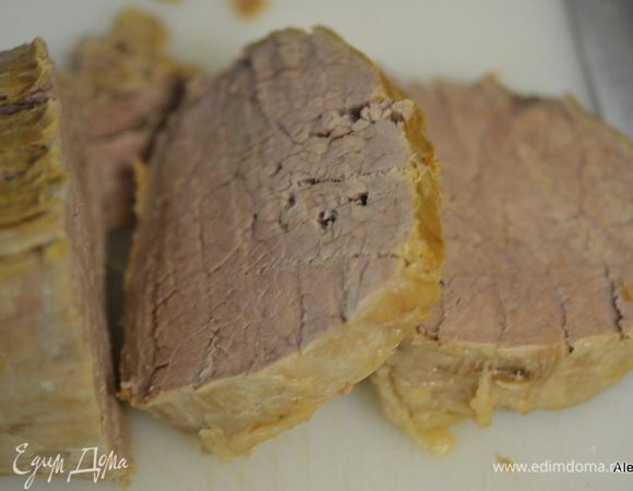 Разрезаем говядину на порции, у меня она просто уже при резке начала разваливаться.
(В оригинале говядину готовую достают из слоукукера. Сливают маринад и процеживают. На дно выкладывают имбирную крошку печенья от 12 шт, заливают маринадом процеженным и ставят на высокий режим 15 мин. Подают поверх говядины. Я этот пункт не делала,в нашей семье он не съедобен)))