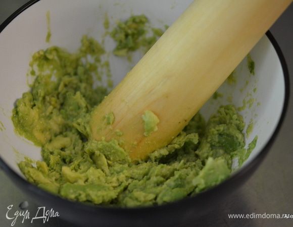 Поломать, достав из упаковки, тунец отдельно.
Авокадо очищенный раздавить до состояния пюре.