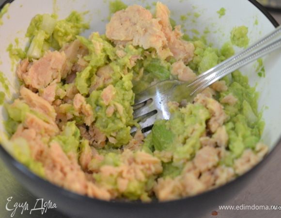 Смешать авокадо с тунцом, лимонным соком,чесноком, луком и соусом Табаско.