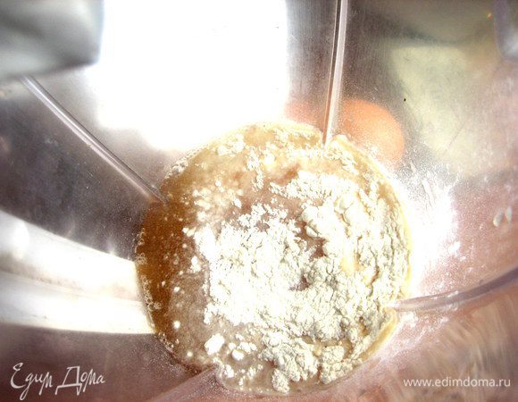 Вливаем сок и воду в блендер-кувшин, высыпаем блинную муку (если её нет, то обычную + 0,5 ч.л. соды).