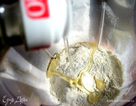 Вливаем растительное масло без явного аромата.