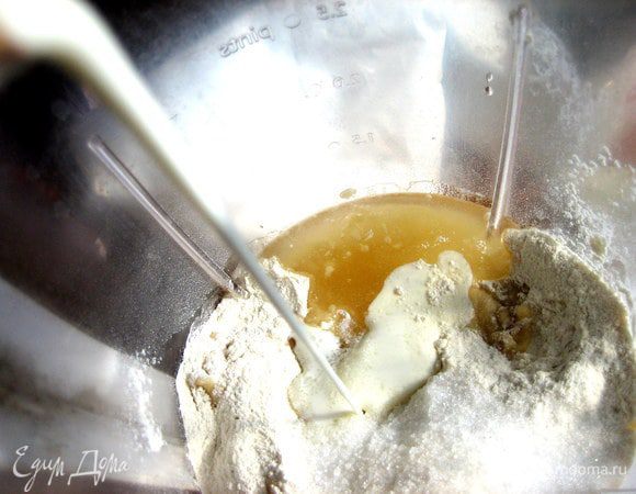 Чтобы блины не были слишком бледными, решила подлить немного сливочек...