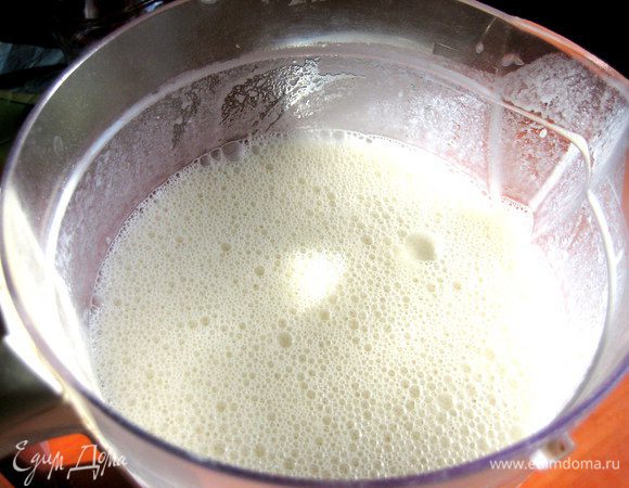 Нажимаем "пуск" и получаем через минуту вот такую вспененную блинную массу! В блинной муке присутствует сода, она и начала работать, пузыриться.