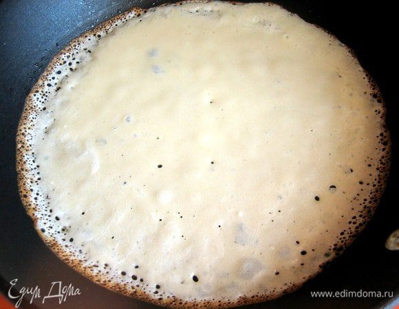 Перед первым блином хорошенько смазать и прокалить сковороду, а дальше только подливать по капле растит. масла. Выпекаем тонкие блинчики.