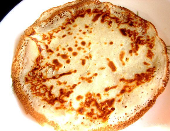 Мы любим тонкие нежные блинчики с кружевными краешками, поэтому теста много не наливать, а по краям распределять, покачивая сковороду по кругу.