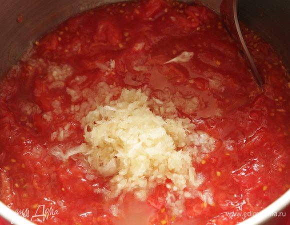 Помидоры и чеснок пропустить через мясорубку.