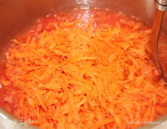 В томатно-чесночную массу добавить соль, сахар, масло, довести до кипения и положить натертую  морковь.