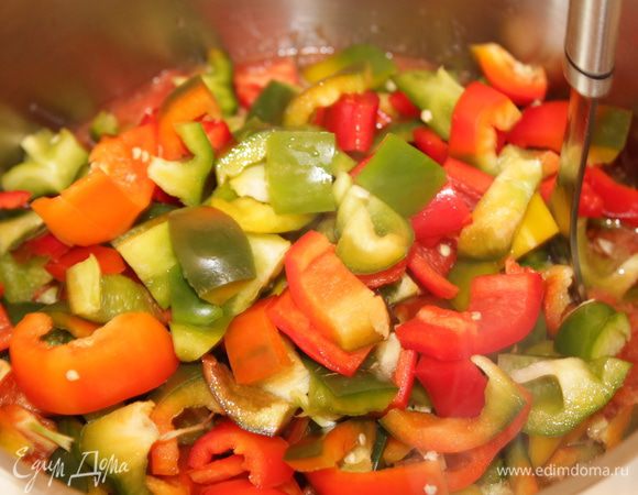 Порезанный крупными кубиками перец...