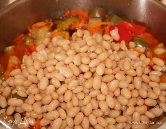 Добавить фасоль и еще потомить 10 мин.