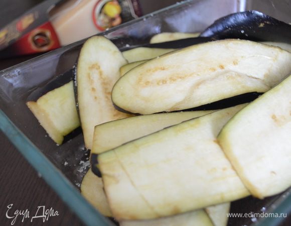 Баклажаны нарезать вдоль на тонкие ломтики, толщиной 3-4 мм. Сложить их в большую миску, посыпать обильно солью и дать постоять 10 минут