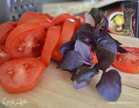 Помидоры нарезать на тостые кружочки, базилик нарубить