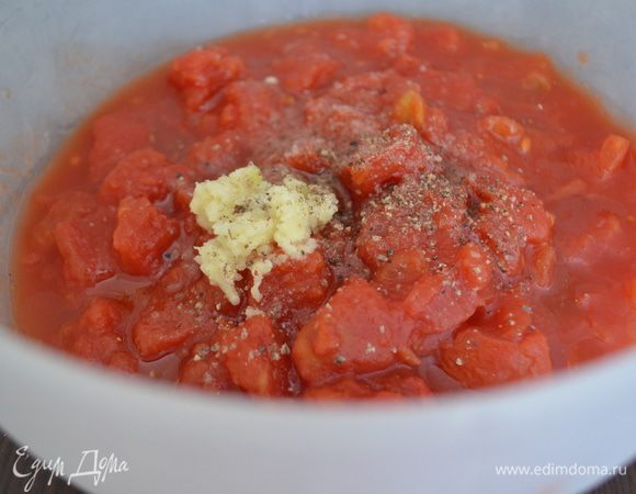В томатный соус добавить сахар, 2 ст. ложки оливкового масла, базилик, чеснок (нарубить). Посолить и поперчить. 
