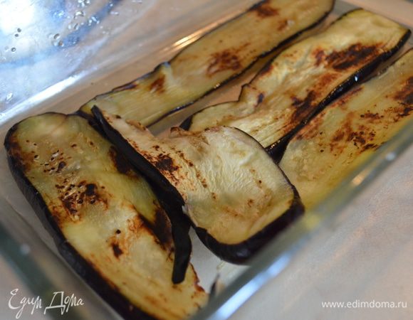 В жаропрочную форму выложить слой баклажанов