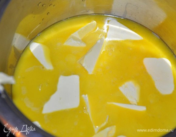 Сливочное масло растопить и остудить, 