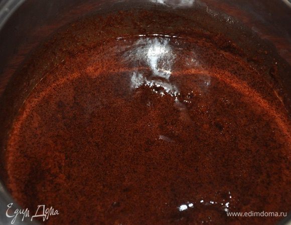 если вместо какао используете шоколад, то растопите его с маслом, все хорошо перемешать.