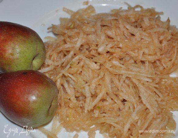 Груши вымыть, очистить, вырезать сердцевину с семенами, крупно натереть,