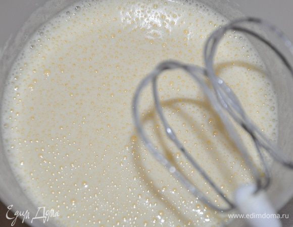 Соединить растопленное сливочное масло, яйца и сахар, все хорошенько взбить до получения пышной светлой массы.