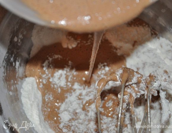 Муку просеять с разрыхлителем, соединить с яично-молочной смесью и перемешать до однородного состояния, если используете какао, то на этом этапе, нужно его просеять вместе с мукой