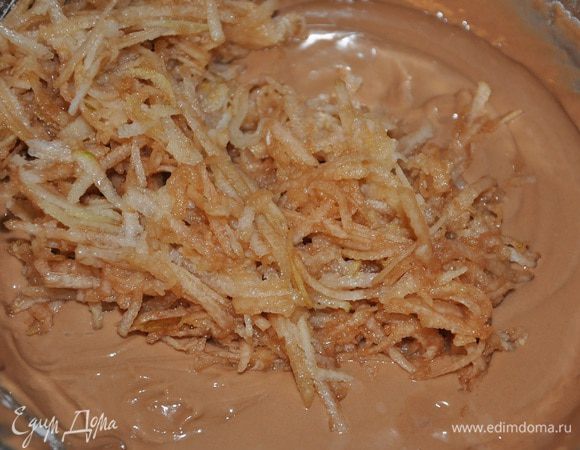 Добавить тертую грушу и перемешать.