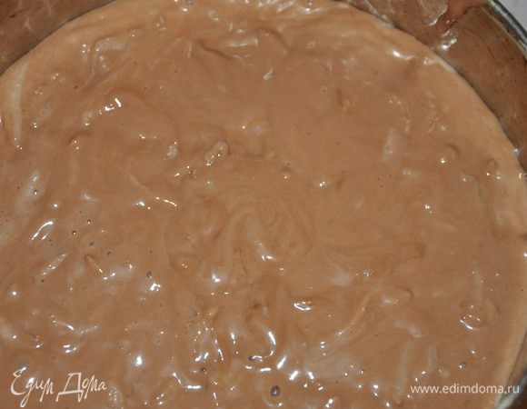 Тесто для бисквита перелить в форму, дно которой выстелено пергаментом (у меня 23 см.) и выпекать в предварительно нагретой до 170 гр.с духовке 40 минут. Готовность проверить шпажкой: тесто не должно к ней прилипать