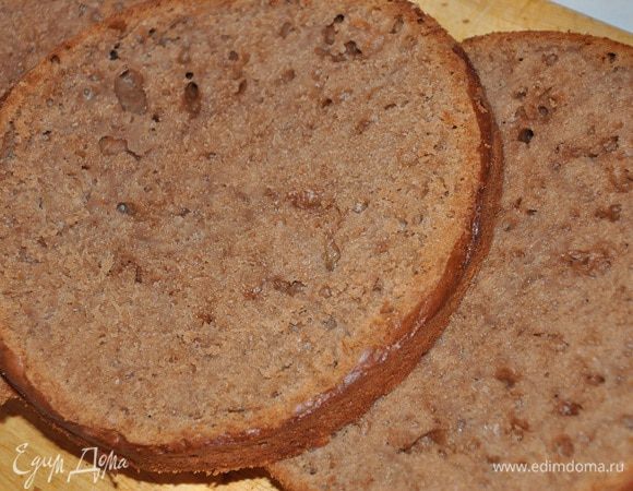 Готовый бисквит остудить в форме, после уже остывший бисквит разделить на 2 коржа.