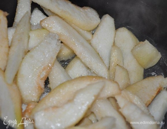 Готовим начинку и прослойку:
Груши вымыть, очистить, нарезать дольками, выложить в кастрюльку и посыпать половиной сахара довести до кипения.
