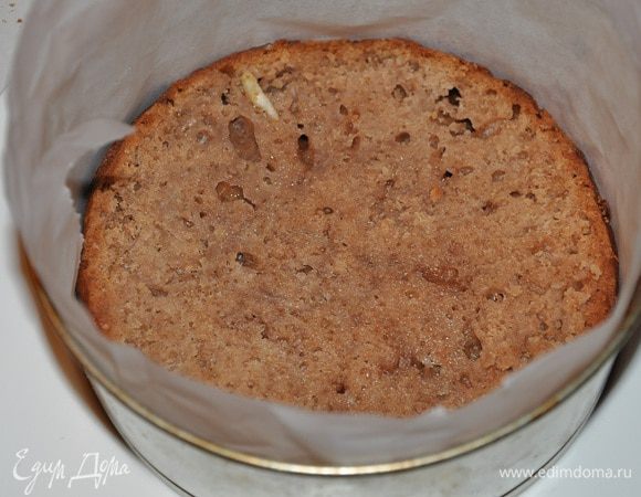 Собираем торт:
Первый корж выкладываем в форму, края формы выстелить пергаментом.
