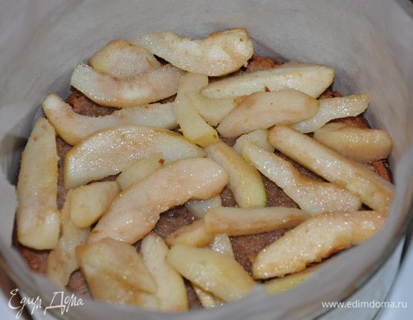 На корж выкладываем груши .