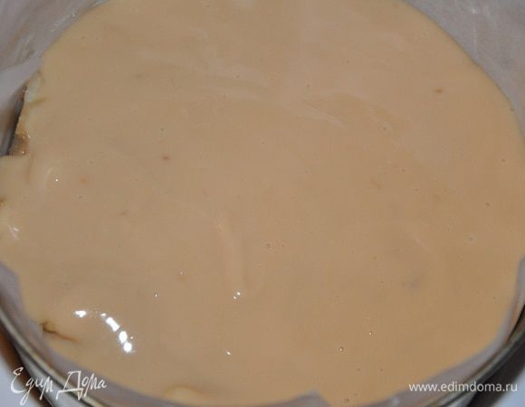 Покрываем их пудингом, накрываем вторым коржом 