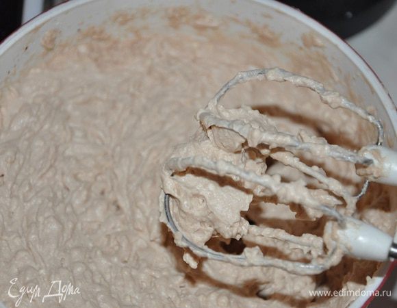 100 мл сливок довести до кипения, добавить шоколад, снять с огня, перемешать до растворения шоколада. Охладить, взбить. После взбить оставшиеся сливки и добавить к ним ганаш, по желанию можно добавить пару ст.л. сахарной пудры. 