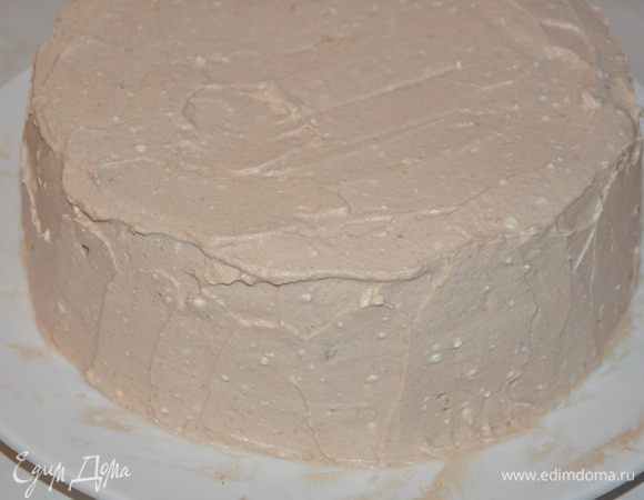 Нанести по всей поверхности торта