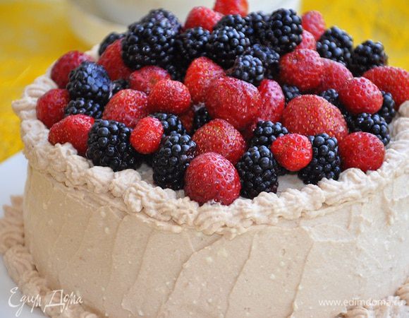 Украсить торт (тут уже дело вкуса), я например украсила ягодами, и посыпала их пудрой.