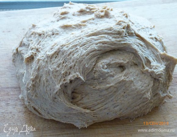 Заводим тесто для горшочков. Из этого количества продуктов получаются два горшочка. Смешиваем теплую воду, теплое молоко и растительное масло. Добавляем соль, сахар, солод, размешиваем до растворения. Просеиваем муку, добавляем дрожжи ( я использую инстантные дрожжи), замешиваем тесто, оставляем на расстойку на 1.5-2 часа.