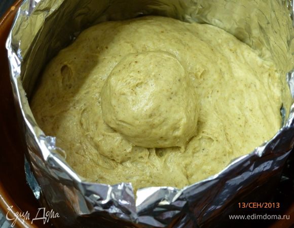 Миску и цилиндр смазываем растительным маслом. Тесто делим на 2 части, плюс отщипываем небольшой кусочек на 2 ручки для крышек. Тесто выкладываем в форму. Для ручек из теста скатываем шарики и прикрепляем их сверху. Оставляем на расстойку еще на 30 минут.