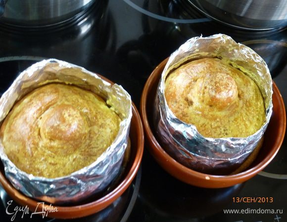 Выпекаем горшочки в духовке при 200 градусах до румяной корочки (у меня получилось 35-40 минут). Верх можно смазать взбитым яйцом или молоком. На низ духовки ставим миску с водой. Готовые горшочки вынимаем из миски, оставляем до полного охлаждения. 