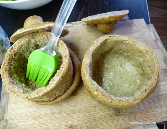 Смешиваем 1 ч.л крахмала и 1 яйцо. Тщательно щедро смазываем этой смесью внутри горшочков.  Это предотвратит горшочки от протекания. Ставим горшочки в духовку, разогретую до 220 градусов. Запекаем минут 10-15 до полного высыхания внутренней части. 