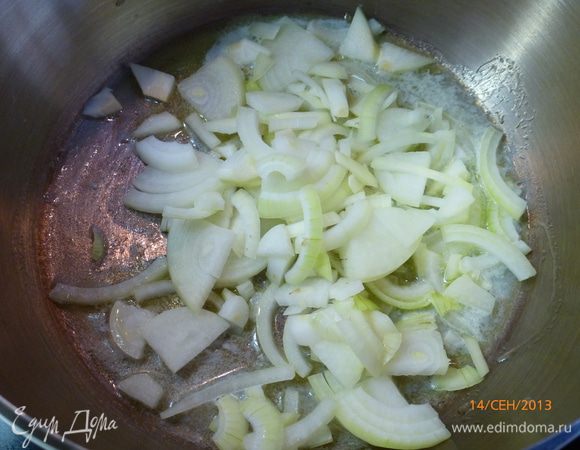 Теперь можно приступить и к приготовлению супа! В кастрюле с толстым дном разогреваем сливочное масло. Добавляем порезанный четвертькольцами репчатый лук, слегка обжариваем.