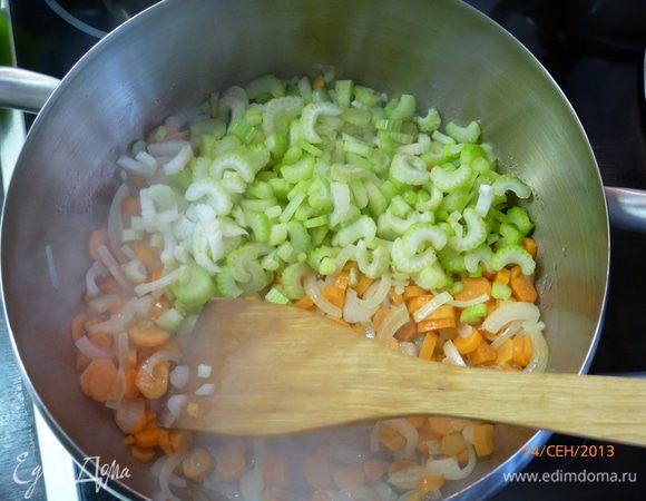 В это время нарезаем небольшими кубиками морковь и сельдерей. Отправляем их в кастрюлю с луком. Пассеруем 5 минут.