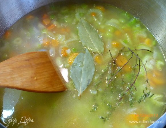 Добавляем бульон, лавровый лист, веточки тимьяна и соль. Доводим до кипения и готовим на среднем огне 30 минут до мягкости овощей.