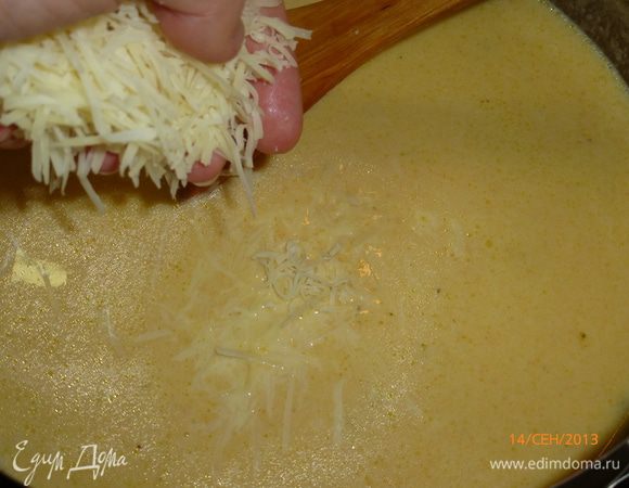 Партиями добавляем натертый сыр, постоянно помешивая суп. Окончательно солим, перчим, добавляем мускатный орех ( 2 движения на терке). Суп готов! Из этого количества продуктов получается 4 порции супа.