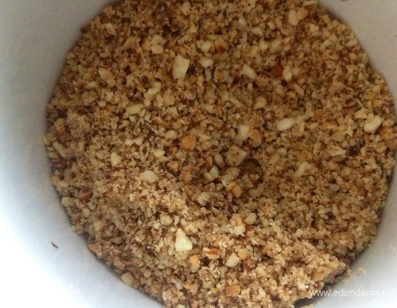 Орехи измельчить в блендере.