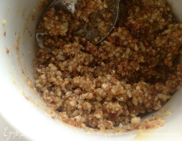 Добавить к орехам мед,корицу и хорошо перемешать.