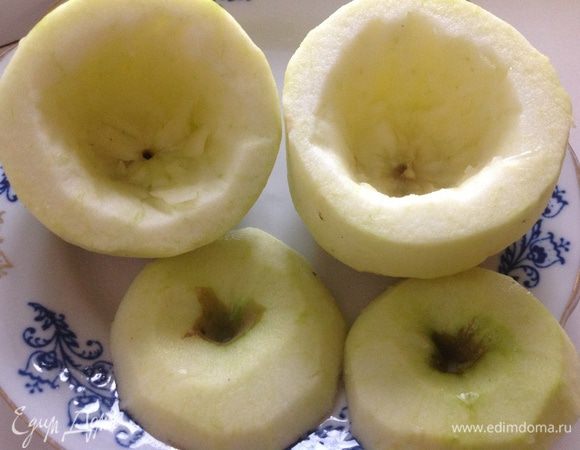 Яблоки почистить, аккуратно срезать верхнюю часть и удалить сердцевину, оставив бортики толщиной около сантиметра. Смазать их лимоном,чтоб не потемнели.