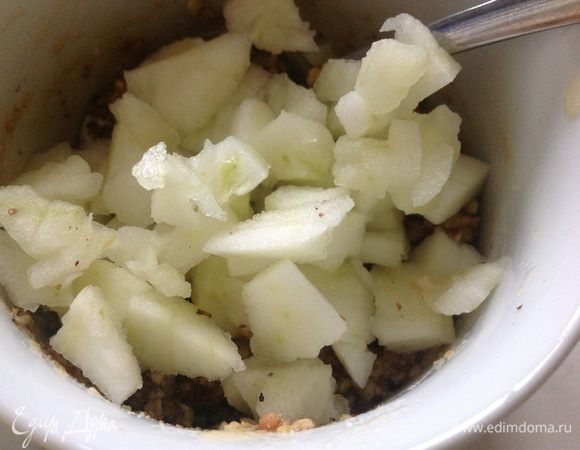 К орехово-медовой массе добавить мелко нарезанную середину яблок.