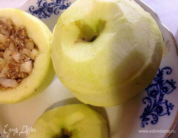 В яблоки положить начинку,и накрыть крышечками.